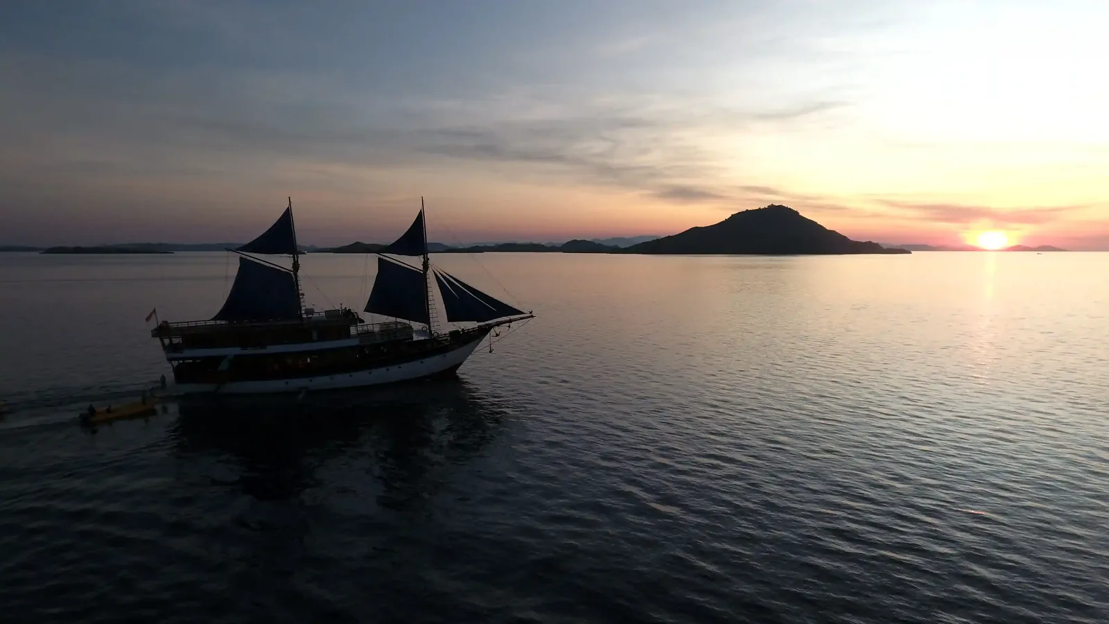 Background Mutiara Phinisi
