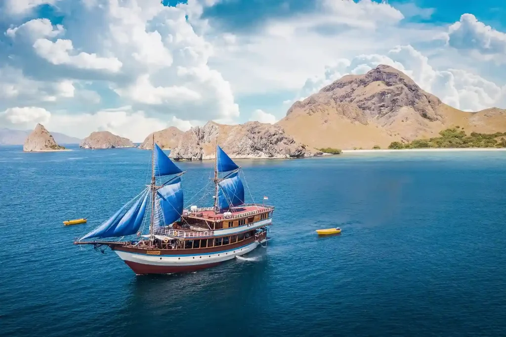 How Much Does It Cost to Charter a Whole Boat in Labuan Bajo for 12 People?
