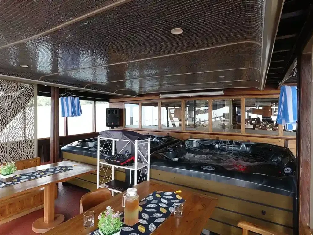 Luxury Phinisi Komodo in 2027: A Jacuzzi-and-Master-Cabin Buyer’s Guide from the Mutiara Crew